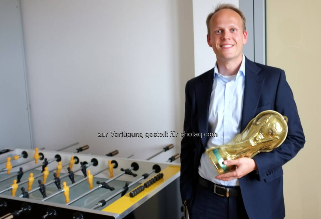 Goldexperte und Buchautor Ronald Stöferle mit WM-Pokal und Wuzzler anlässlich einer Aktion für http://www.runplugged.com, © mit freundlicher Genehmigung der jeweils Abgebildeten (16.06.2014) 