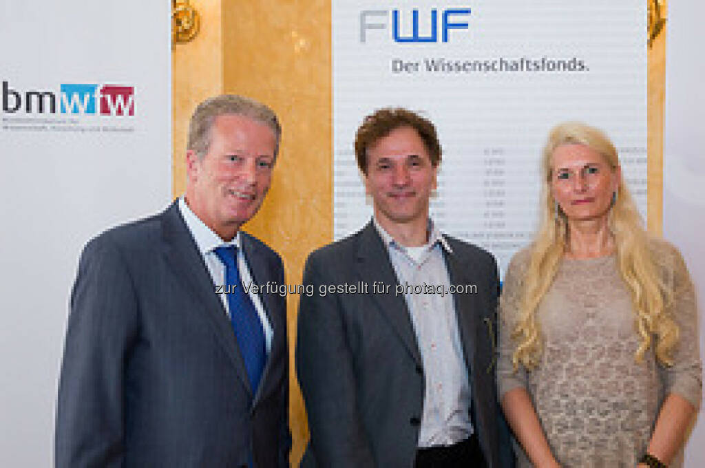 Wissenschaftsminister Reinhold Mitterlehner und FWF-Präsidentin Pascale Ehrenfreund mit Wittgenstein-Preisträger Josef Penninger, © Aussendung (17.06.2014) 