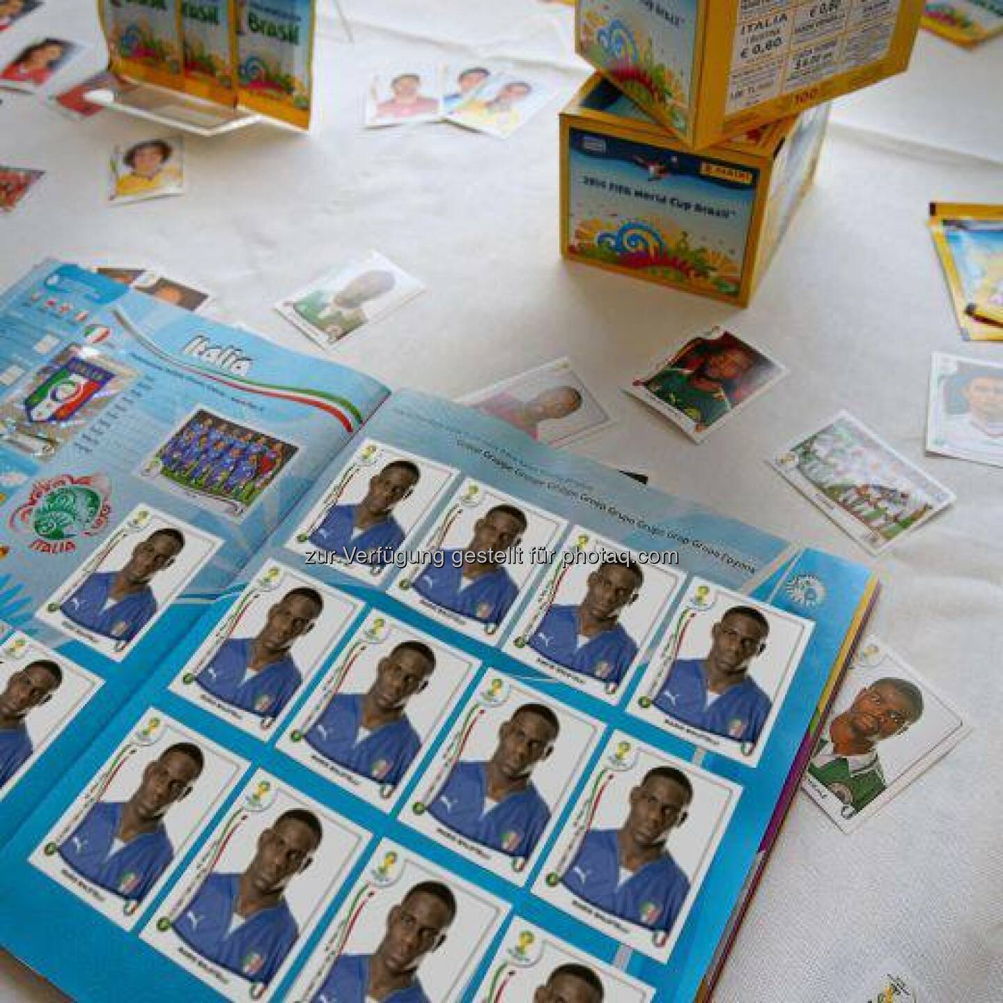 bet-at-home.com: Mario Balotelli braucht wohl auch beim Sticker einkleben ein bisschen Unterstützung. #Panini #WM2014  Source: http://facebook.com/betathomecomAustria