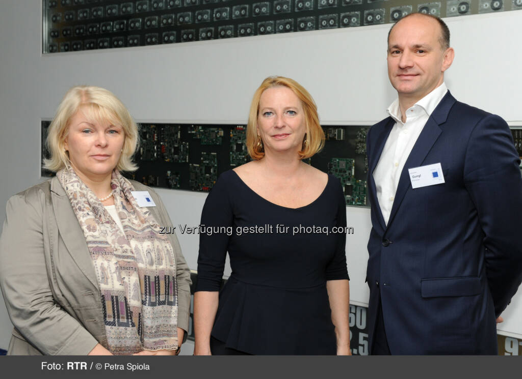 Zusammentreffen mit der Telekom-Branche: Bures betont Wichtigkeit der Breitbandmilliarde: Elfriede Solé (Vorsitzende der TKK), Bundesministerin Doris Bures (BMVIT), Johannes Gungl (Geschäftsführer der RTR-GmbH für den Fachbereich Telekommunikation und Post) (20.06.2014) 