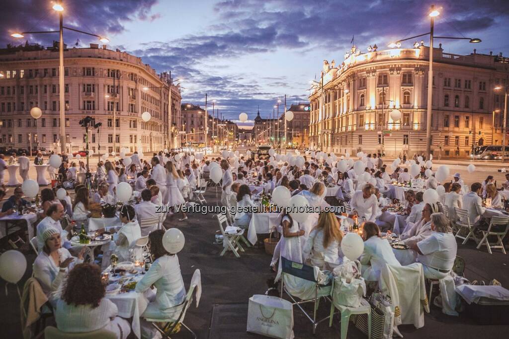 Picnic en Blanc 2014, Schwarzenbergplatz, © Philipp Liparski LIfe Group OG (22.06.2014) 