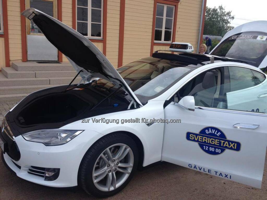 Tesla: Need a lift? We recently opened our store in Stockholm, and now Sweden has its first Tesla taxi.  Source: http://facebook.com/teslamotors (23.06.2014) 