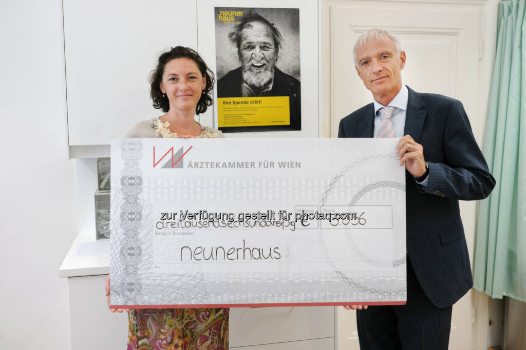 Im Rahmen der Charity-Aktion Medizin & Kunst konnte der Pressesprecher der Ärztekammer Wien, Hans-Peter Petutschnig, einen Scheck in Höhe von 3036 Euro an Barbara Kumer vom neunerhaus übergeben. (23.06.2014) 