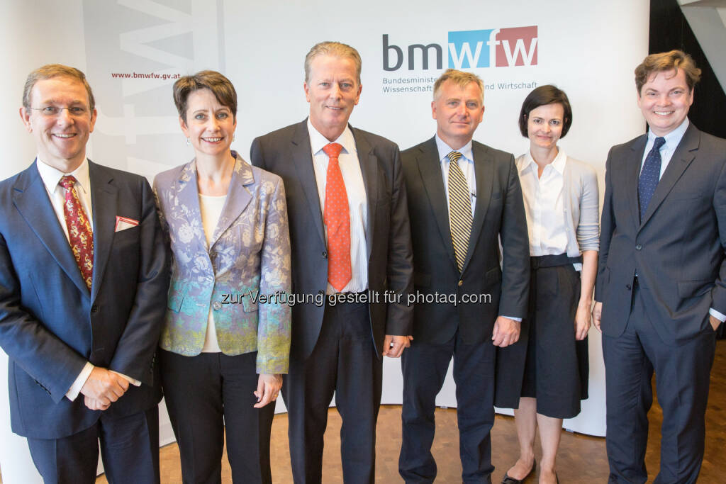 BM Mitterlehner präsentiert neue Standortstrategie für Leitbetriebe: Wirtschaftsminister Reinhold Mitterlehner (3.v.L.) mit IV-GS Christoph Neumayer (R), Sabine Herlitschka (2.v.L.), Vorstandsvorsitzende von Infineon Technologies Austria, Peter Oswald (L), Vorstandsvorsitzender Mondi AG, Elisabeth Engelbrechtsmüller-Strauß (2.v.R.), Geschäftsführerin Fronius International sowie Günther Apfalter (3.v.R), President Magna International Europe (23.06.2014) 