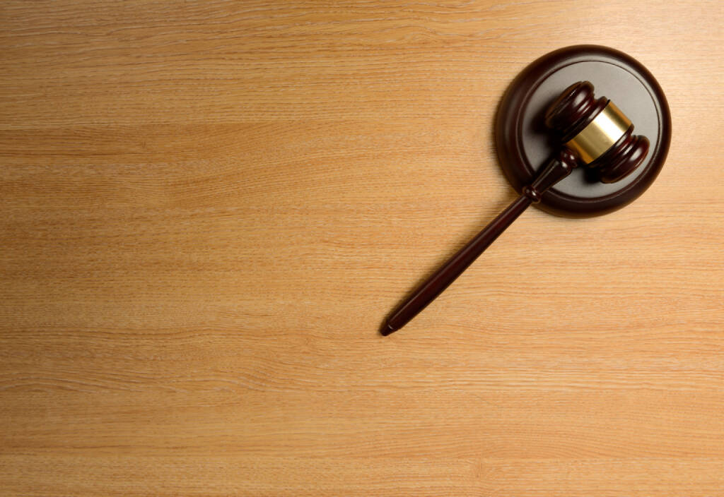 Gericht, Urteil http://www.shutterstock.com/de/pic-170834792/stock-photo-a-gavel-isolated-on-a-wood-table.html (Bild: shutterstock.com) (23.06.2014) 