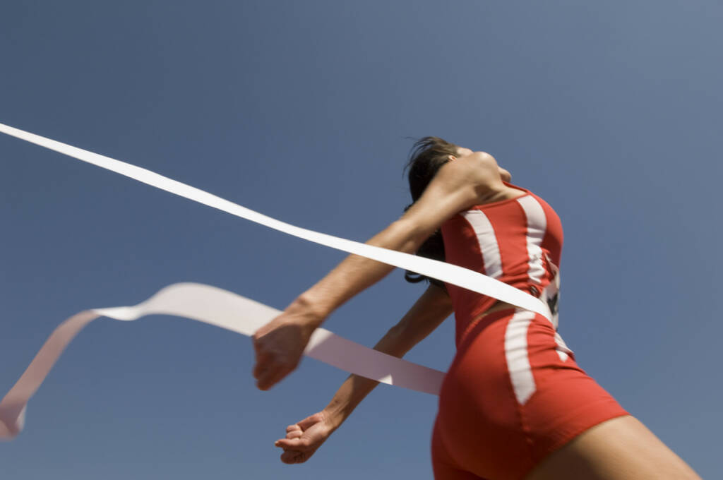 Ziel, Sieg, Rang 1, Band - http://www.shutterstock.com/de/pic-150366119/stock-photo-low-angle-view-of-young-female-athlete-crossing-finish-line-against-clear-blue-sky.html  (Bild: shutterstock.com) (24.06.2014) 