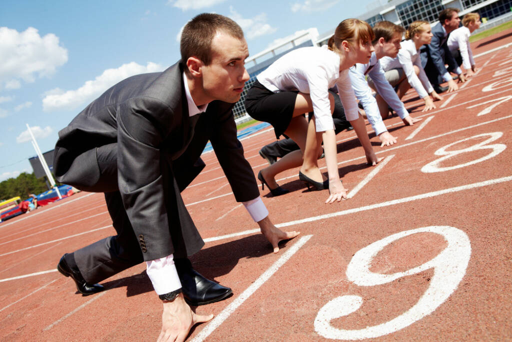 Business Startup Start http://www.shutterstock.com/de/pic-56110372/stock-photo-row-of-business-people-getting-ready-for-race.html (Bild: shutterstock.com) (24.06.2014) 