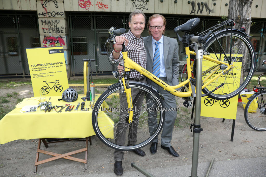 RLB NÖ Wien AG: Ossi Schellmann und Georg Kraft-Kinz- jeden Sonntag Gratisfahrradservice für Raiffeisenkunden am Radweg bei der Summerstage (24.06.2014) 