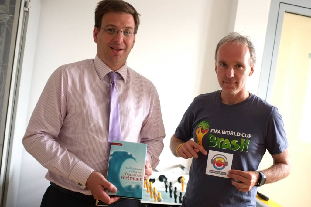 Martin Theyer liest für http://www.runplugged.com aus seinem Buch Verlorenes Vertrauen - das Tsunami-Modell der Finanzkrise, Christian Drastil im WM- und Runplugged-Fieber (24.06.2014)