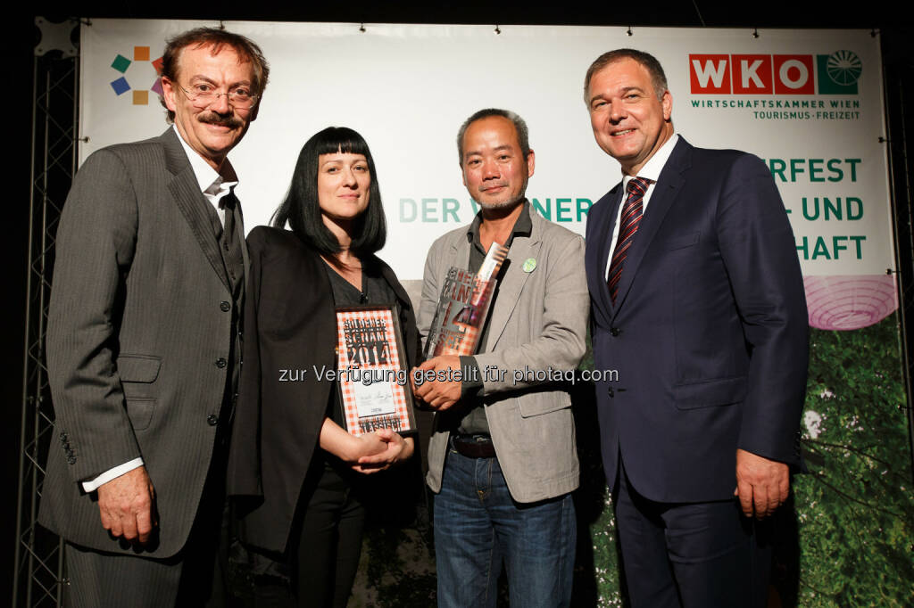 Als schönster Klassischer Schanigarten mit dem Goldenen Schani wurde das Restaurant ON Market (1060, Linke Wienzeile 36) gekürt. Josef Bitziger (WKW, Spartenobmann Tourismus- und Freizeitwirtschaft), Birgit Eschenlor (Architektin ON Market), Simon Xie Hong (ON Market), Walter Ruck (WKW-Präsident)., © Aussendung (25.06.2014) 