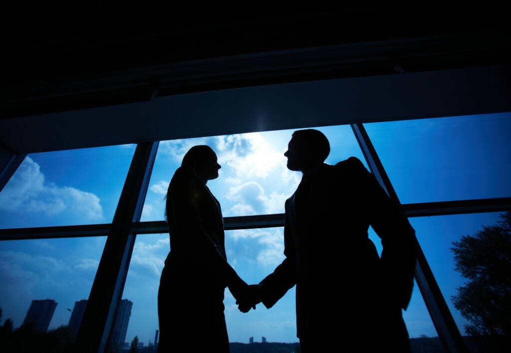 Deal, Handshake, Erfolg - http://www.shutterstock.com/de/pic-163628888/stock-photo-outlines-of-successful-businessman-and-businesswoman-handshaking-after-striking-deal.html (Bild: shutterstock.com) (25.06.2014) 