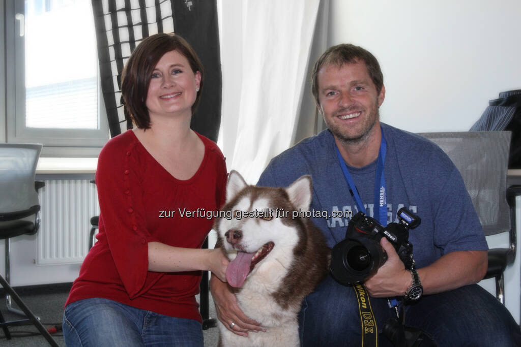 Purina Market Research Developement Managerin Anita Leban und ihr Huskyrüde Loki beim Fotoshooting mit Manfred Baumann: Purina PetCare bittet eigene Mitarbeiter und ihre vierbeinigen Lieblinge für das größte Mosaikfoto Österreichs erstmals selbst vor die Kamera. (25.06.2014) 