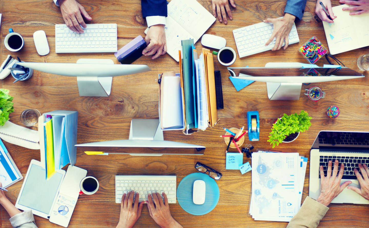 Buchhaltung, Controlling, Überblick, Arbeit - http://www.shutterstock.com/de/pic-189811220/stock-photo-group-of-business-people-working-on-an-office-desk.html (Bild: shutterstock.com)