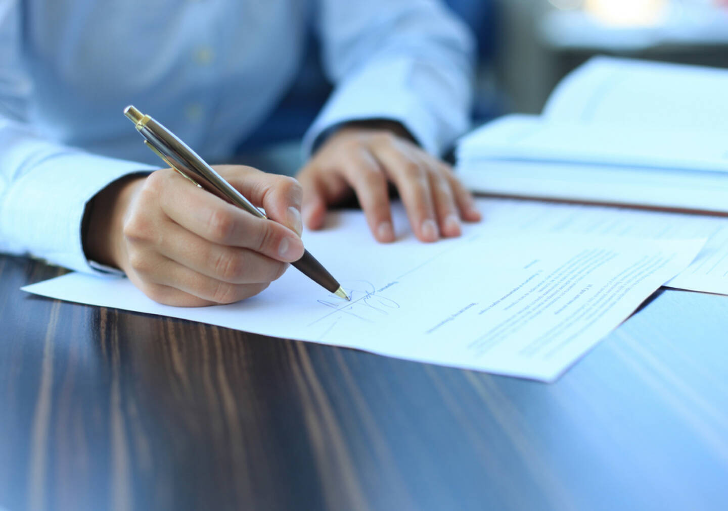 Deal, Unterschrift - http://www.shutterstock.com/de/pic-156148373/stock-photo-businesswoman-sitting-at-office-desk-signing-a-contract-with-shallow-focus-on-signature.html (Bild: shutterstock.com)