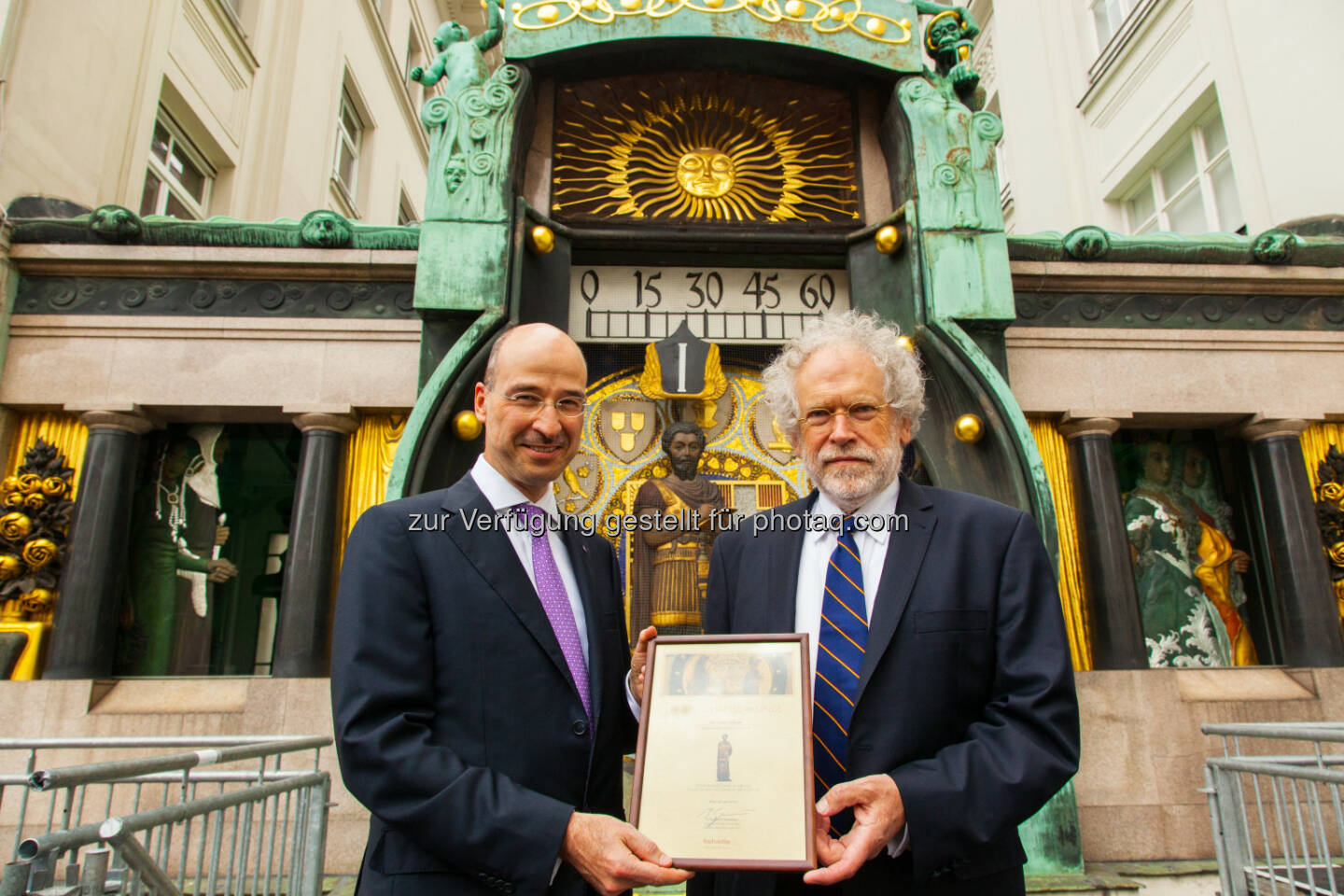 Burkhard Gantenbein, Vorstandsvorsitzender Helvetia Österreich und Quantenphysiker Univ.-Prof. Anton Zeilinger - Helvetia Versicherungen AG: Helvetia feiert mit WienerInnen, Wien-Besuchern und Prominenten ihre Ankeruhr (Bild: Helvetia)