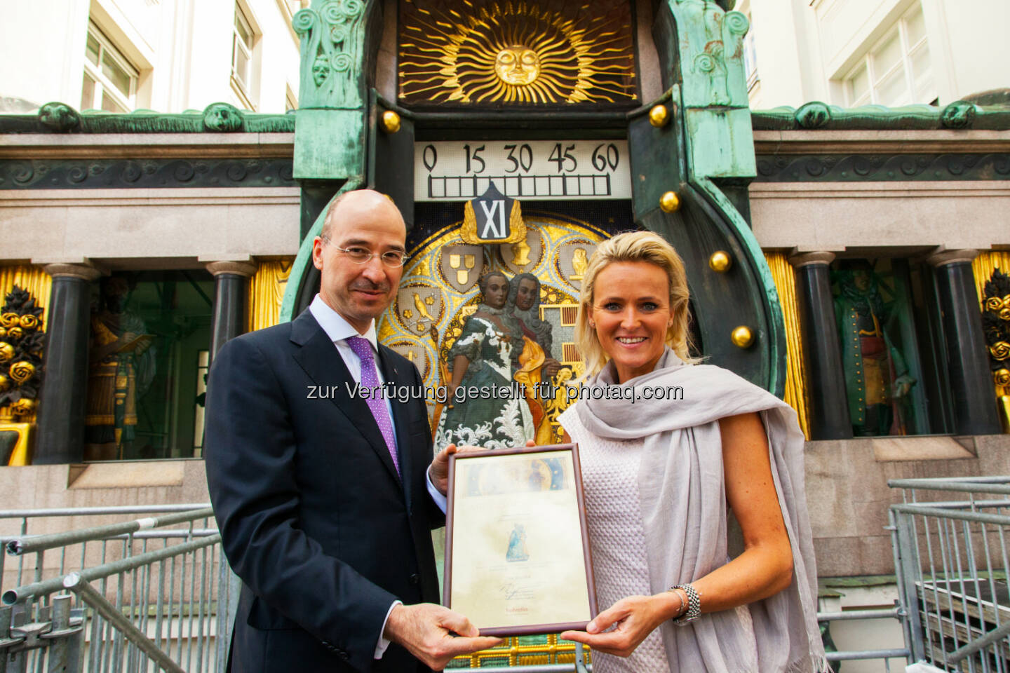 Burkhard Gantenbein, Vorstandsvorsitzender Helvetia Österreich und Ski-Legende Alexandra Meissnitzer - Helvetia Versicherungen AG: Helvetia feiert mit WienerInnen, Wien-Besuchern und Prominenten ihre Ankeruhr (Bild: Helvetia)