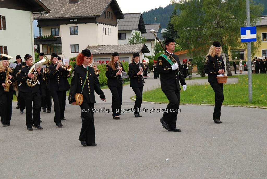 Zur Abwechslung eine nicht sportliche Leistung per se...aber irgendwie dann doch. Letztes Wochenende trafen sich in Hochfilzen beim 29ten Veitsch-Radex Musikertreffen, acht Musikkapellen mit gesamt rund 240 Musikanten zum akustischen „Stelldichein“. Alle zwei Jahre kommen die Musikkapellen der fünf österreichischen RHI Produktionsstandorte zusammen um gemeinsam zu feiern und sich musikalisch auszutauschen. 

For once a non athletic performance...even though eventually it still was one. Last weekend eight bands with 240 musicians met in Hochfilzen, Austria, for the 29th Veitsch-Radex Musikertreffen. Every second year the bands of the five austrian RHI production sites unite to celebrate and make music togther.  Source: http://facebook.com/133039406833055 (26.06.2014) 