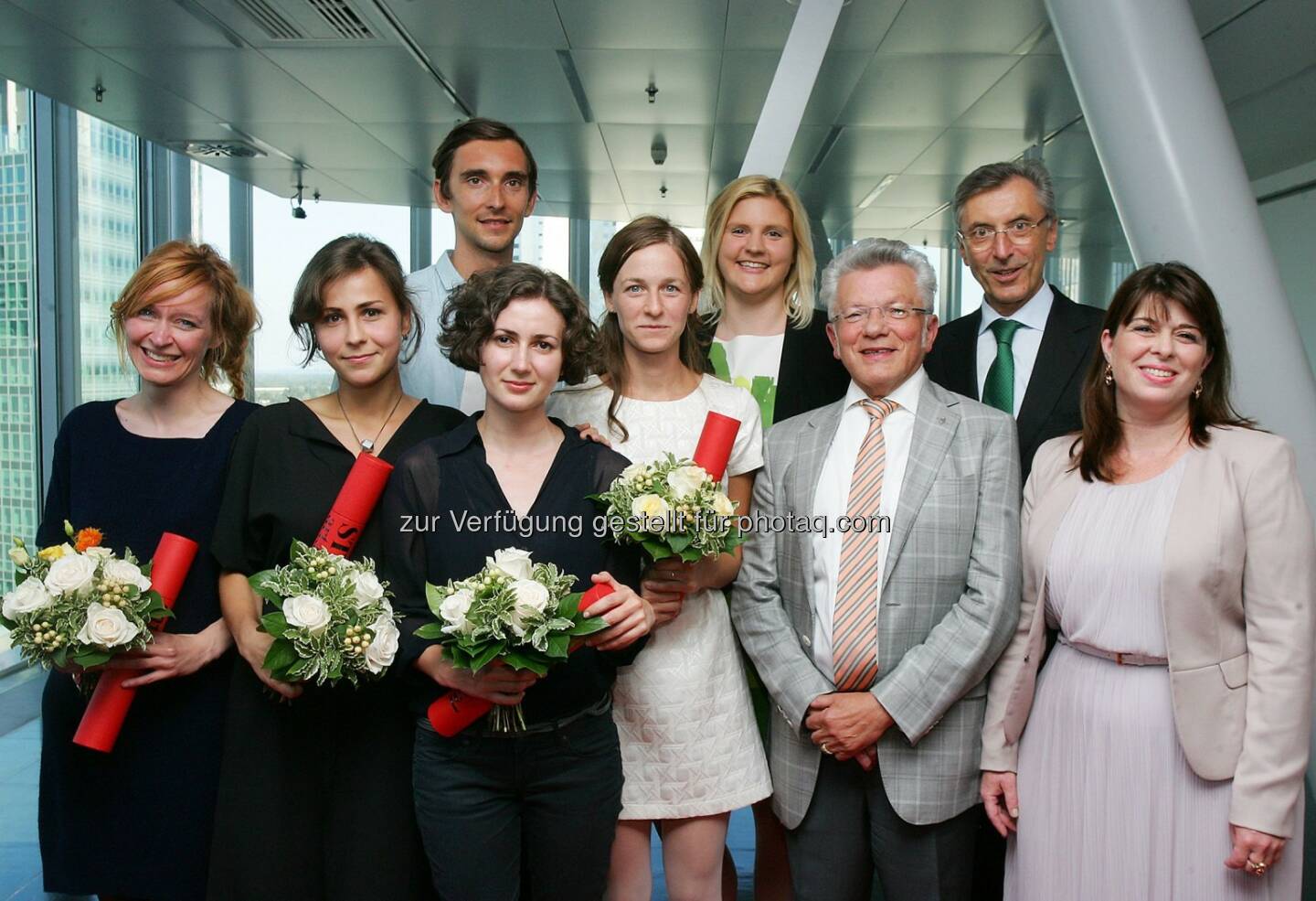 Strabag Artaward International 2014: Doris Theres Hofer (Anerkennungspreis), Anna Khodorkovskaya (Preisträgerin des Strabag Artaward International 2014), Peter Jellitsch (Anerkennungspreis), Iulia Sorina Nistor (Anerkennungspreis), Masha Sha (Anerkennungspreis), Julia Schuster (Strabag Kunstforum), Wilhelm Weiß (Direktor Strabag Kunstforum), Thomas Birtel (Vorstandsvorsitzender Strabag SE) und Tanja Skorepa (Leiterin Strabag Kunstforum)