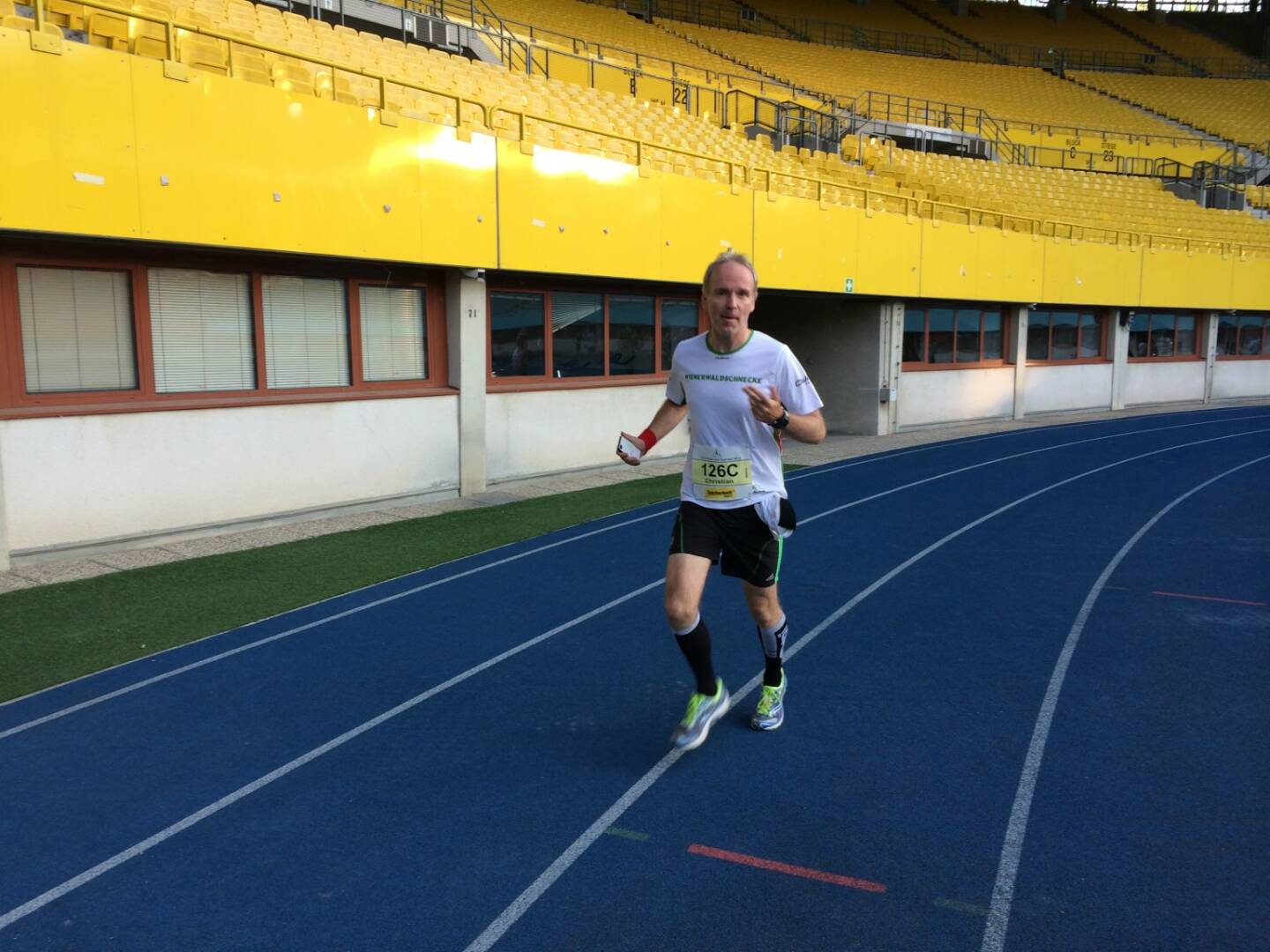 Christian Drastil (Runplugged), Vereinsmitglied des LC Wienerwaldschnecken, bei der Aufwärmrunde im Wiener Praterstadion (c) Schweighofer