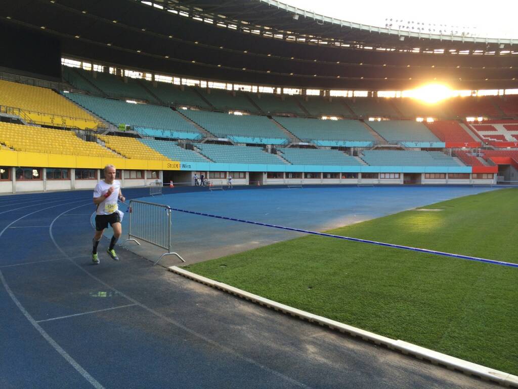 Christian Drastil (Runplugged), Vereinsmitglied des LC Wienerwaldschnecken, bei der Aufwärmrunde im Wiener Praterstadion (c) Schweighofer (27.06.2014) 