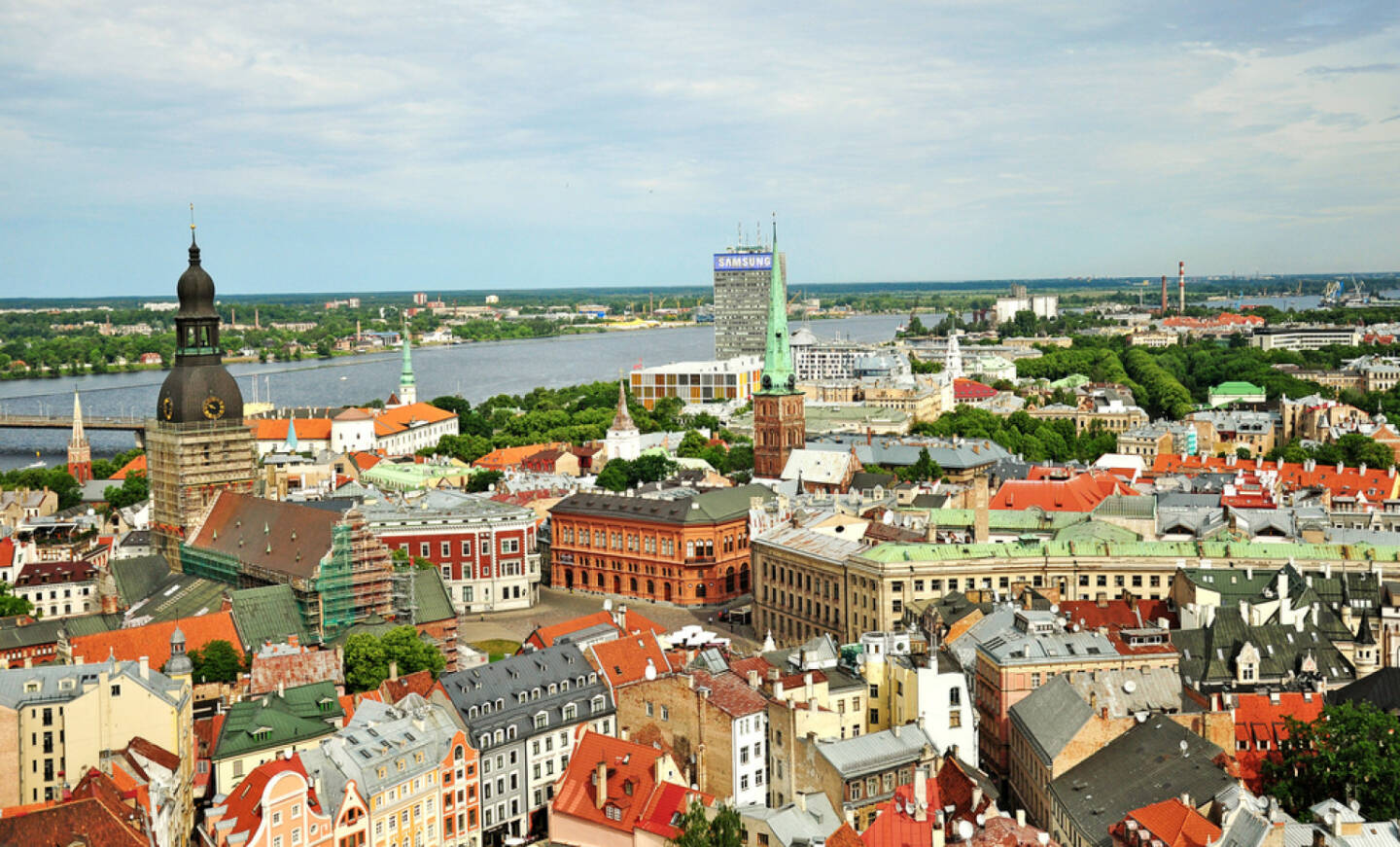 Riga, Lettland - http://www.shutterstock.com/de/pic-172968023/stock-photo-top-view-of-the-city-of-riga-and-the-river-daugava.html (Bild: www.shutterstock.com)