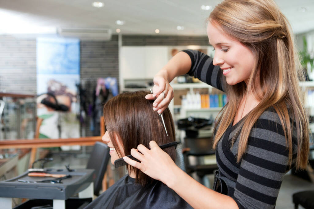 Haircut http://www.shutterstock.com/de/pic-107479559/stock-photo-hairdresser-cutting-client-s-hair-in-beauty-salon.html (Bild: shutterstock.com) (29.06.2014) 