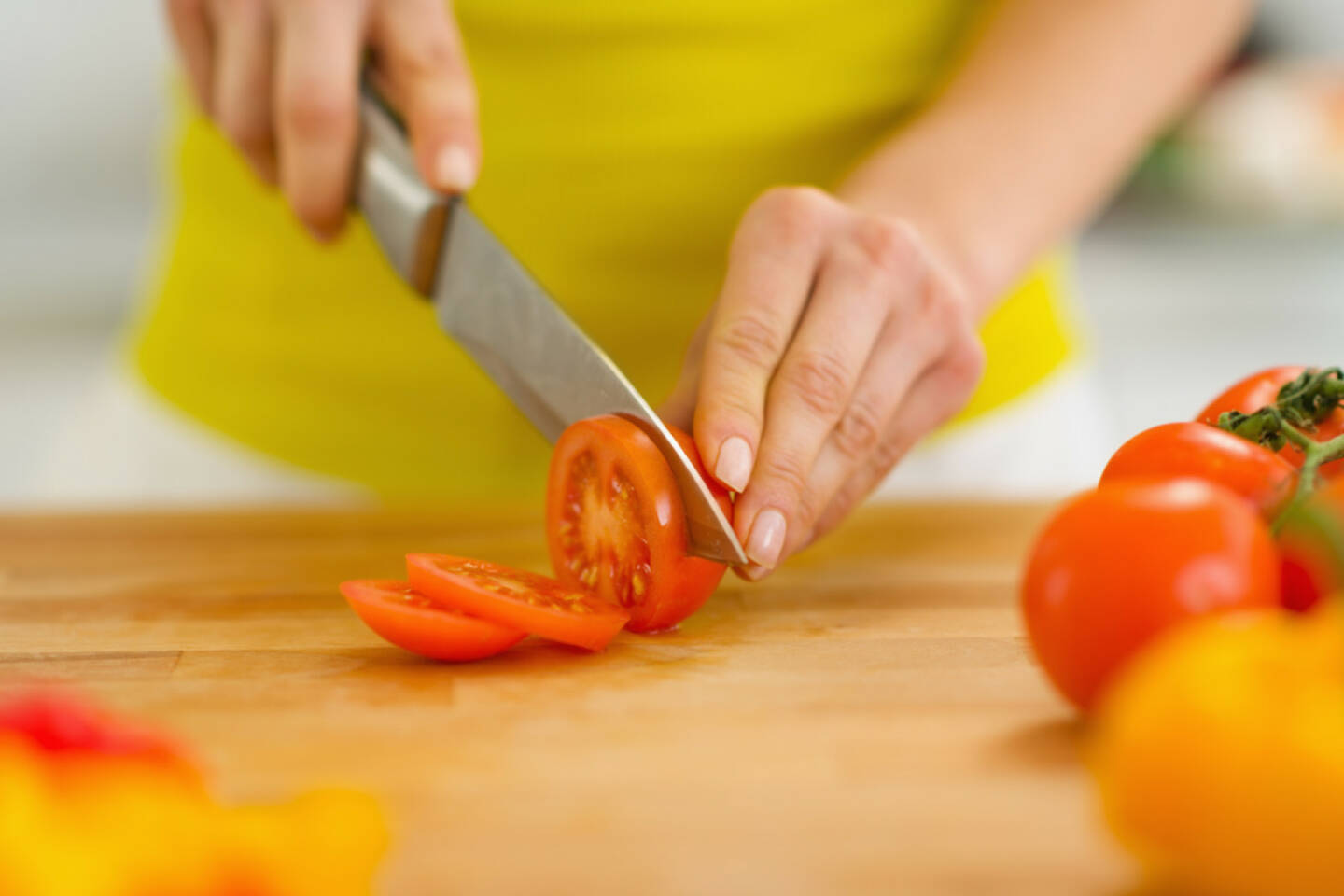 Aktiensplit, Split, schneiden, abschneiden, Scheibe, teilen, http://www.shutterstock.com/de/pic-135236303/stock-photo-closeup-on-woman-cutting-tomato.html (Bild: shutterstock.com)