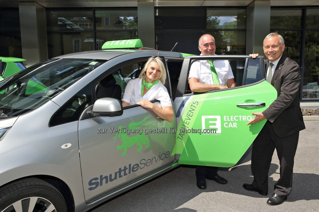 Ab 1. Juli starten Elektro-Taxis in Graz: Unternehmer Erwin und Irene Wailland starten Elektro-Taxi-Flotte in Graz mit Unterstützung von Energie Steiermark Vorstand Christian Purrer (30.06.2014) 