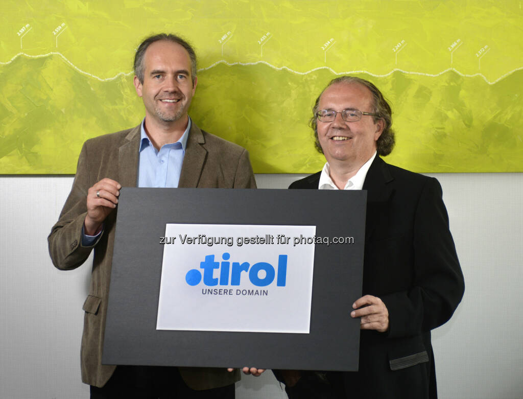 CEO Hermann Petz, Vorstandsvorsitzender Moser Holding (re.) und Markus Kichl, Geschäftsführer punkt Tirol präsentieren die neue Domain .tirol.  Neue Domain-Endung .tirol ist offiziell registriert (c) Böhm (30.06.2014) 