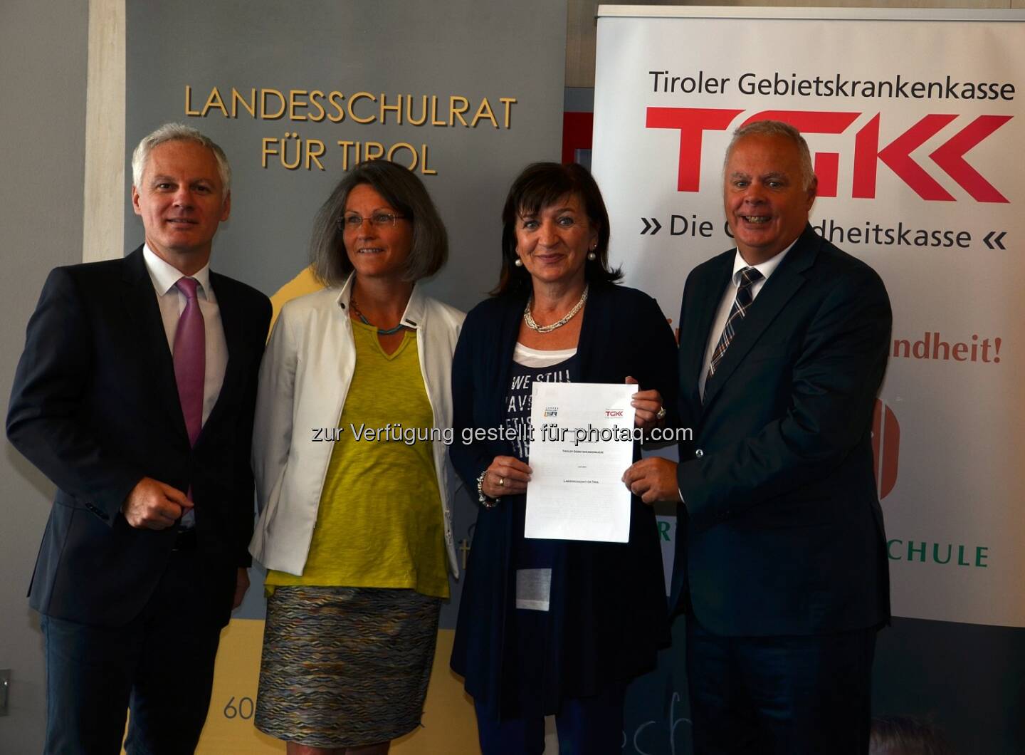 Gemeinsam für die Gesundheitsförderung an Tirols Schulen (v.l.n.r.): TGKK-Direktor Arno Melitopulos, Iris Posch (Direktorin der Volksschule Angergasse in Innsbruck), Landesrätin Beate Palfrader und TGKK-Obmann Werner Salzburger