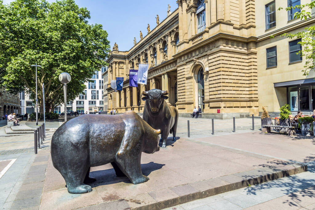 Frankfurt,Börse, Bulle Bär, Frankfurter Börse, http://www.shutterstock.com/de/pic-196613768/stock-photo-frankfurt-germany-june-the-bull-and-bear-statues-at-the-frankfurt-stock-exchange-in.html (Bild: www.shutterstock.com) (30.06.2014) 