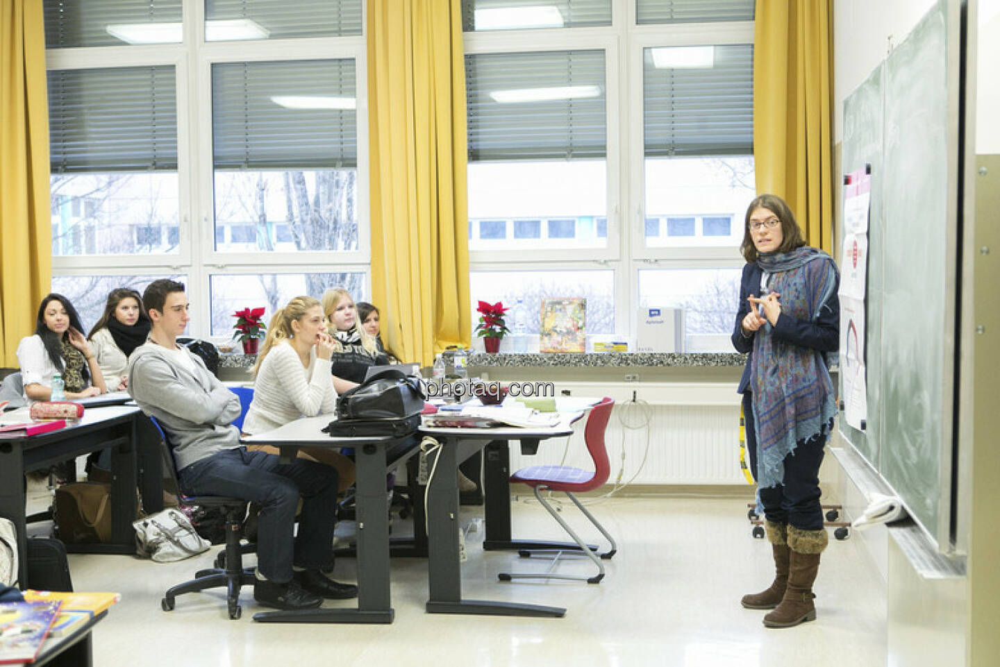Julia Smid in der 4 AK der Vienna Business School in Floridsdorf beim Börseunterricht