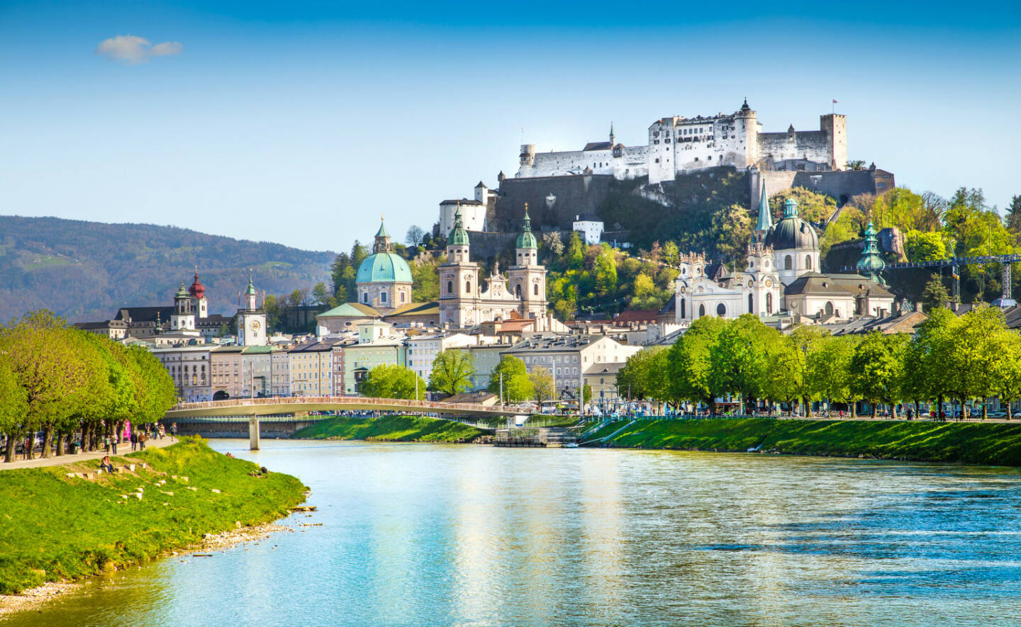 Salzburg Stadt, Festung Hohensalzburg, Salzach, http://www.shutterstock.com/de/pic-188552936/stock-photo-beautiful-view-of-salzburg-skyline-with-festung-hohensalzburg-and-salzach-river-in-summer-salzburg.html (Bild: www.shutterstock.com)