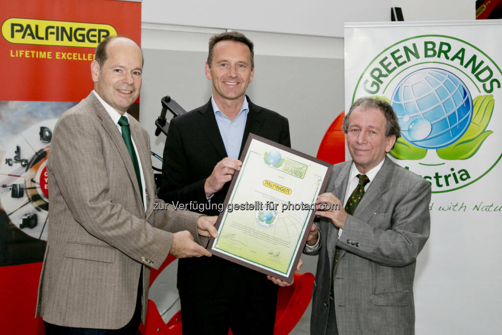 Zertifikatsüberreichung an Palifnger als Green Brand Austria. Im Bild (v.l.n.r.): Norbert Lux, COO der Green Brands Org., Herbert Ortner, CEO der Palfinger AG,  Fritz Hinterberger, Präsident der SERI und Juryvorsitzender (01.07.2014) 