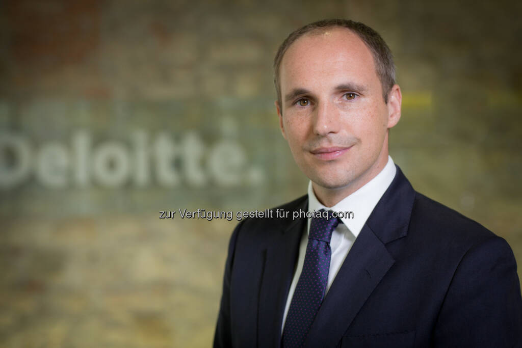 Stephan Langer (Director Deloitte) ist seit 2004 bei Deloitte tätig. Nach dem Studium der Betriebswirtschaftslehre in Österreich und Großbritannien sowie weiteren Auslandsstationen in Singapur und Neuseeland begann er seine Karriere bei Deloitte im Bereich Corporate Finance in Wien. Während eines zweijährigen Einsatzes bei Deloitte in Dubai (VAE) konnte er bei internationalen Großprojekten mit einem Fokus auf M&A und Financial Restructuring erfolgreich mitwirken. Seit 2010 leitet Herr Langer in Wien nationale und internationale Projekte in den Bereichen M&A (Kauf- und Verkaufstransaktionen), Restrukturierung (u. a. Distressed M&A, Fortbestehensprognosen, Refinanzierungsberatung) und Real Estate (Schwerpunkt Immobilientransaktionen, Investorensuche, Capital Funding). (Bild: Daniel Hinterramskogler) (01.07.2014) 