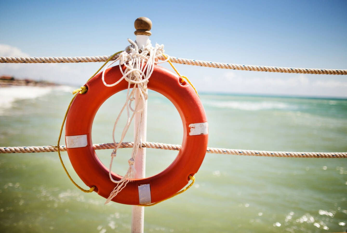 Rettungsring, http://www.shutterstock.com/de/pic-155806859/stock-photo-bright-red-lifebuoy-on-the-pier.html 