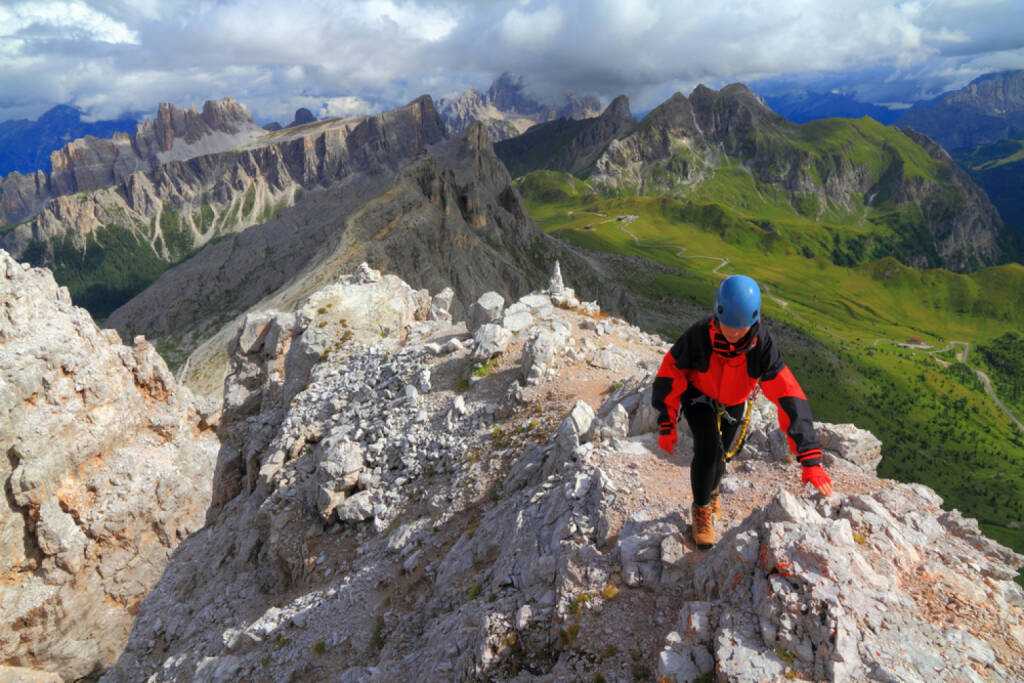 schmaler Grat, Gratwanderung, schwierig, steil, bergauf, http://www.shutterstock.com/de/pic-167707706/stock-photo-woman-climber-on-narrow-trail-to-the-mountain-summit-dolomite-alps-italy.html , © (www.shutterstock.com) (01.07.2014) 