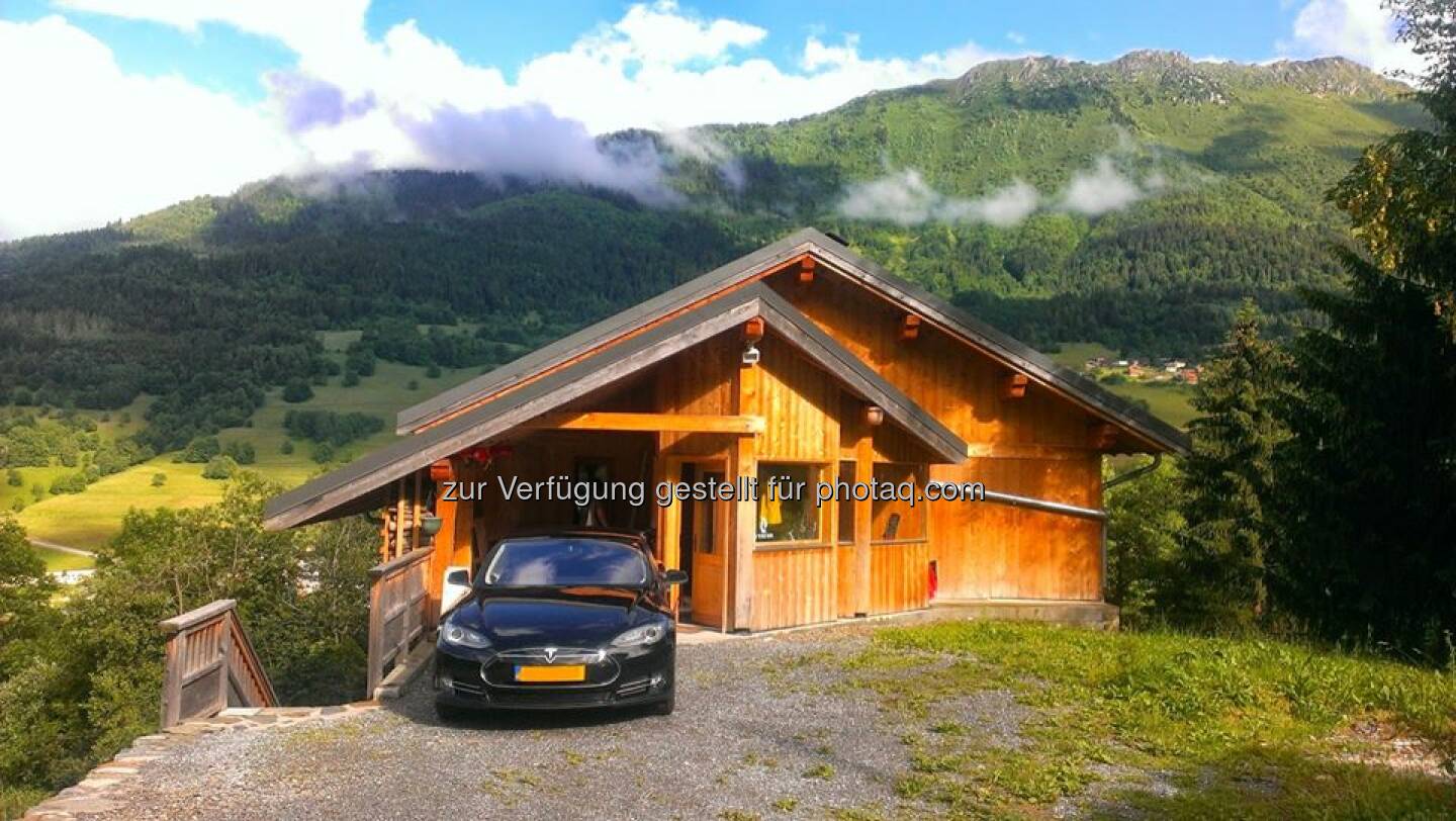 “We brought our Tesla to the Alps!” Manuela B. just completed the first part of her trip from The Netherlands to Tuscany.

http://travellingelectric.blogspot.nl/  Source: http://facebook.com/teslamotors