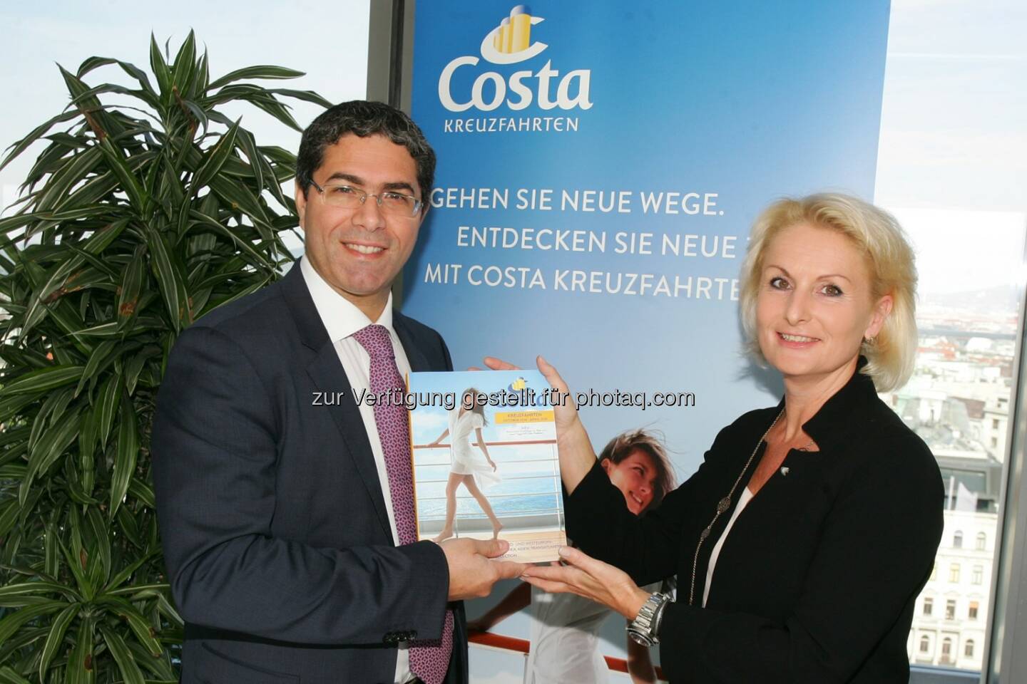 Costa Kreuzfahrten Pressekonferenz: Präsentation Katalog Kreuzfahrten 2015/2016: Dario Rustico (Sales & Marketing Director Central Europe, Africa, Middle East and India, Costa Crociere S.p.A.) und Ulrike Soukop (Geschäftsführerin Costa Kreuzfahrten Österreich)