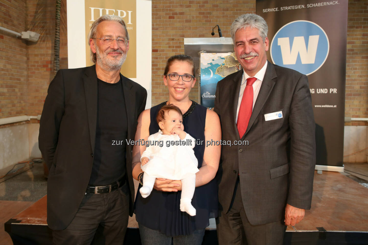 44. Welldone Lounge - Ein Sommernachtstraum: Robert Riedl (Welldone Werbung und PR GmbH), Birgit Bernhard (Welldone Werbung und PR GmbH) mit Tochter Linda und Hans Jörg Schelling, Vorsitzender des Verbandsvorstands im Hauptverband der österreichischen Sozialversicherungsträge, (C) Katharina Schiffl