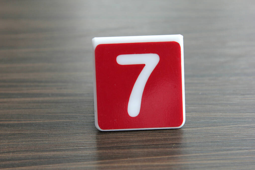 7, Sieben, http://www.shutterstock.com/de/pic-151556915/stock-photo-tag-number-seven-on-a-table.html , © (www.shutterstock.com) (02.07.2014) 