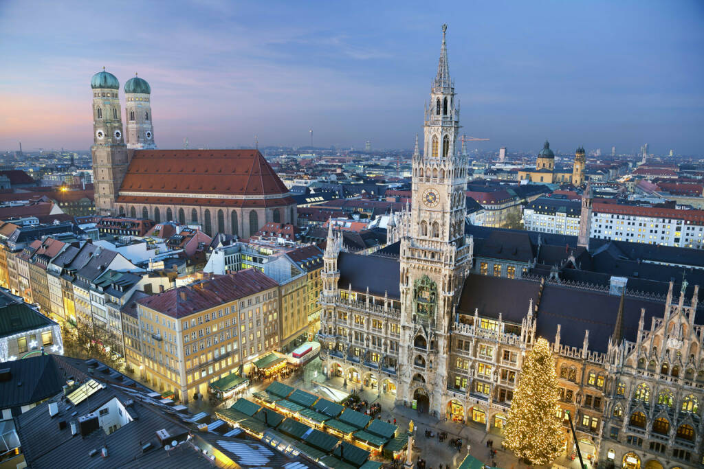 München, Rathaus, Marienkirche, Bayern, http://www.shutterstock.com/de/pic-165818693/stock-photo-munich-germany-aerial-image-of-munich-germany-with-christmas-market-and-christmas-decoration.html (Bild: www.shutterstock.com) (03.07.2014) 