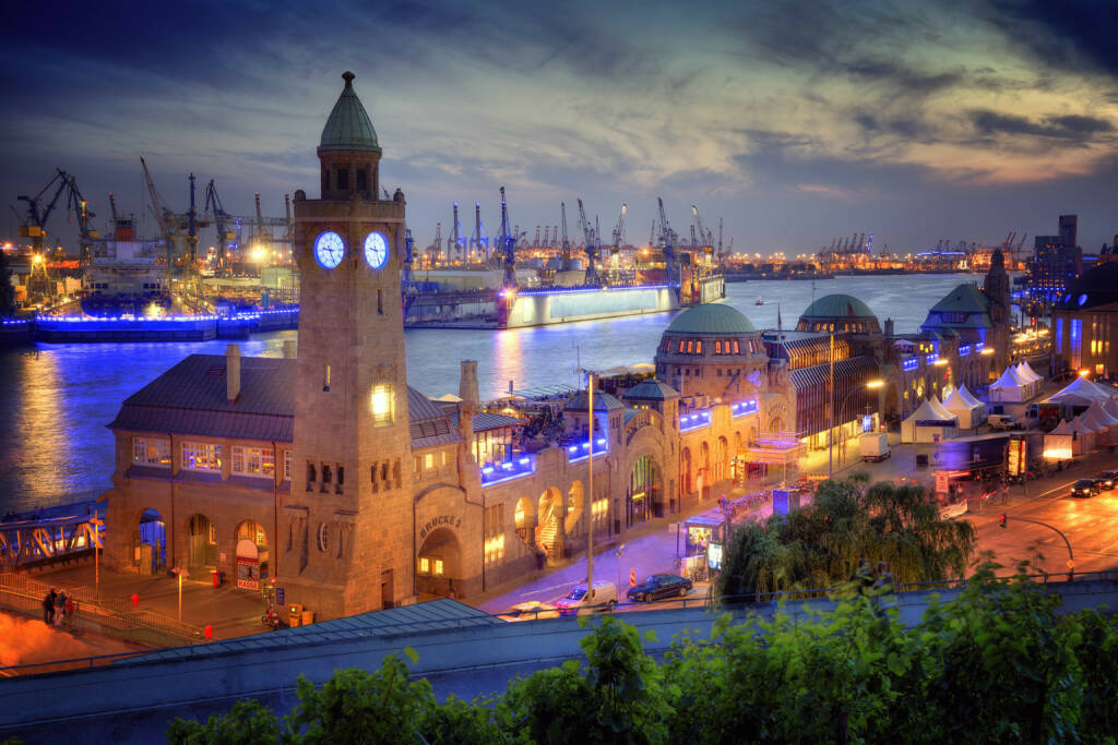 Hamburg, Landungsbrücken, Hafen, http://www.shutterstock.com/de/pic-127540121/stock-photo-hamburg-germany-famous-place-in-the-town-the-landungsbr-cken-near-the-container-harbor.html (Bild: www.shutterstock.com) (03.07.2014) 