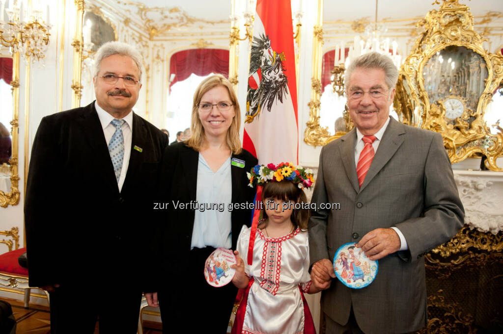 Bundespräsident  Heinz Fischer mit dem 2.000. Tschernobyl-Kind Valeriia Yermolaienko, Leonore Gewessler, Geschäftsführerin GLOBAL 2000, und Christoph Otto, Leiter des GLOBAL 2000 Tschernobyl-Kinder-Projektes: 2.000 „Tschernobyl-Kind“ auf Besuch bei Bundespräsident Dr. Heinz Fischer, (Fotocredit: Christoph Liebentritt / GLOBAL 2000)
, © Aussender (03.07.2014) 