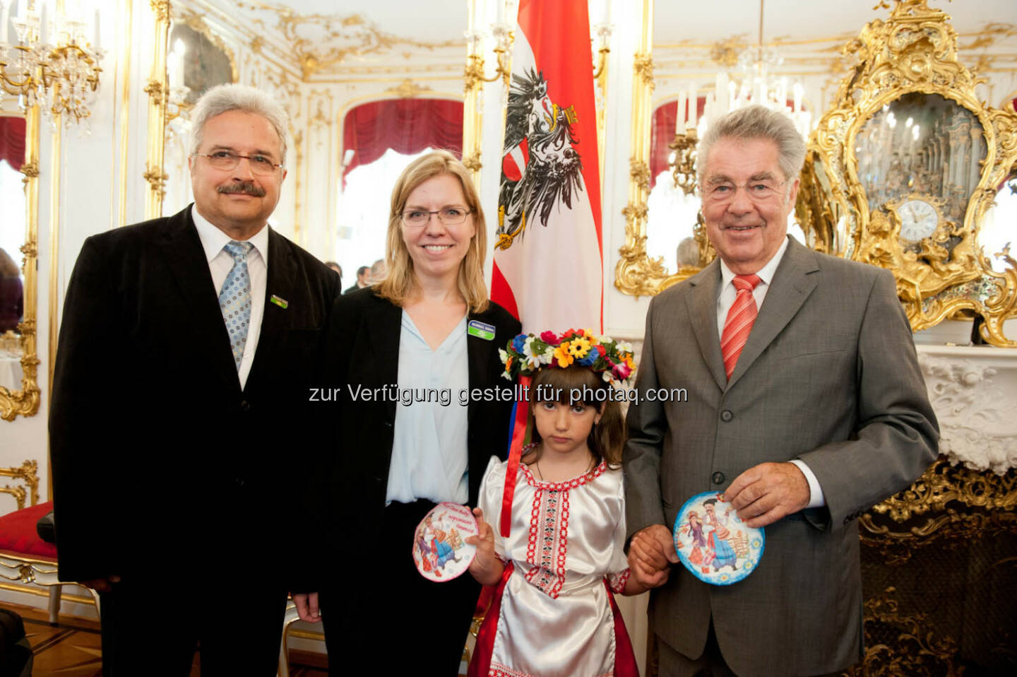 Bundespräsident  Heinz Fischer mit dem 2.000. Tschernobyl-Kind Valeriia Yermolaienko, Leonore Gewessler, Geschäftsführerin GLOBAL 2000, und Christoph Otto, Leiter des GLOBAL 2000 Tschernobyl-Kinder-Projektes: 2.000 „Tschernobyl-Kind“ auf Besuch bei Bundespräsident Dr. Heinz Fischer, (Fotocredit: Christoph Liebentritt / GLOBAL 2000)
