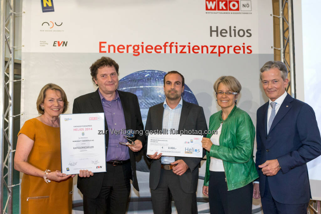 WKNÖ-Präsidentin Sonja Zwazl, Windkraft Vorstand Martin Steininger, Markus Winter, Wirtschaftslandesrätin Petra Bohuslav und EVN-Vorstandssprecher Peter Layr: Windkraft Simonsfeld AG in Simonsfeld (Bez. Korneuburg) Sieger in der Kategorie Energieeffiziente Gebäude und Infrastruktur Helios 2014, © WKNÖ (03.07.2014) 