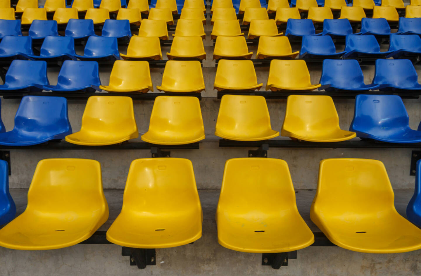 Sitze, leere Sitze, Stadion, blau-geb, Ukraine, Niederösterreich, http://www.shutterstock.com/de/pic-149163947/stock-photo-sport-stadium.html (Bild: shutterstock.com)