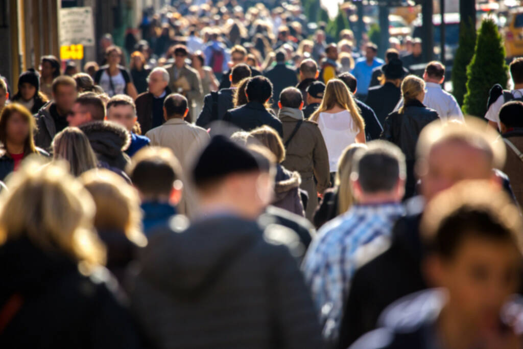 Menschenmassen, Strasse, http://www.shutterstock.com/de/pic-160438778/stock-photo-anonymous-crowd-of-people-walking-on-a-busy-new-york-city-street.html , © shutterstock.com (04.07.2014) 