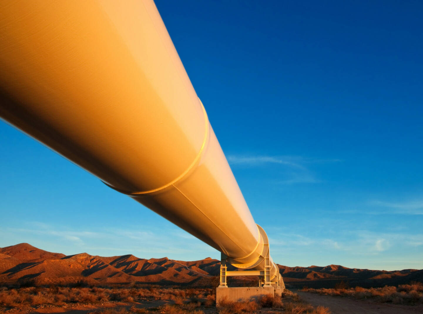 Pipeline, Erdöl, Erdgas, Ölindustrie, http://www.shutterstock.com/de/pic-69514060/stock-photo-beautiful-sunrise-light-on-a-pipeline-in-the-mojave-desert-california.html? 