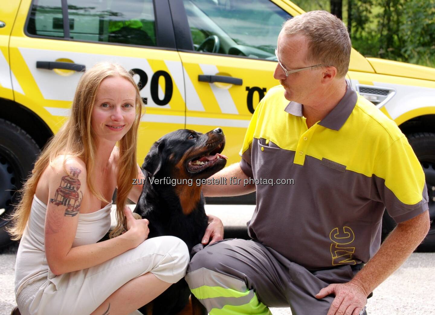 ÖAMTC: Hundebesitzerin Mela H.und ihre Hündin Gina mit Pannenfahrer Gerhard Holltischer vom ÖAMTC Salzburg, der den Hund befreit hat (ÖAMTC)